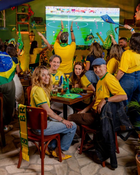 Elenco e produção de Supergirl assistem a copa do mundo no Brasil