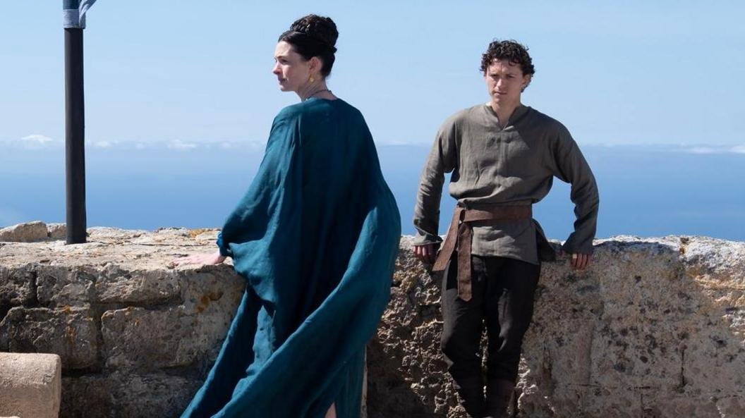 Anne Hathaway interpreta Penélope e Tom Holland interpreta Telêmaco 