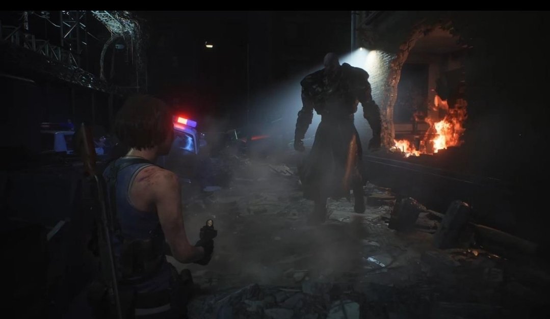 Destaque Jill Valentine encarando o vilão Nemesis em uma rua destruída.