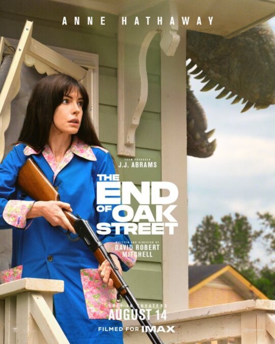 Pôster de O Fim da Rua com Anne Hathaway diante de uma casa enquanto um dinossauro aparece ao fundo.