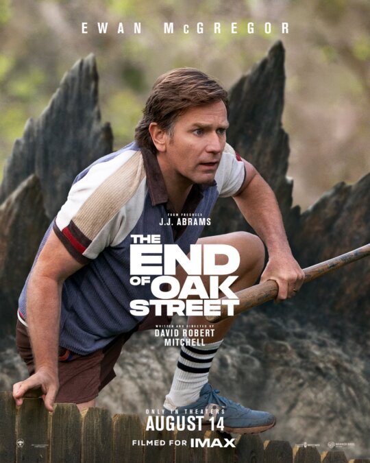 Pôster de O Fim da Rua com Ewan McGregor em meio a um cenário dominado por dinossauros.