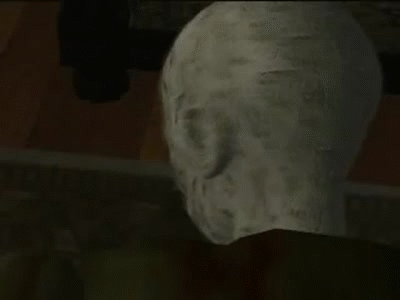 Primeiro zumbi revelado na franquia Resident Evil virando o rosto ensanguentado em direção à câmera.