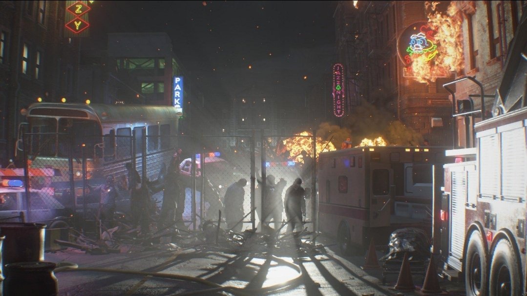 Ruas de Raccoon City em chamas, com zumbis e veículos de emergência, ilustrando o caos da contaminação pelo T-Vírus.