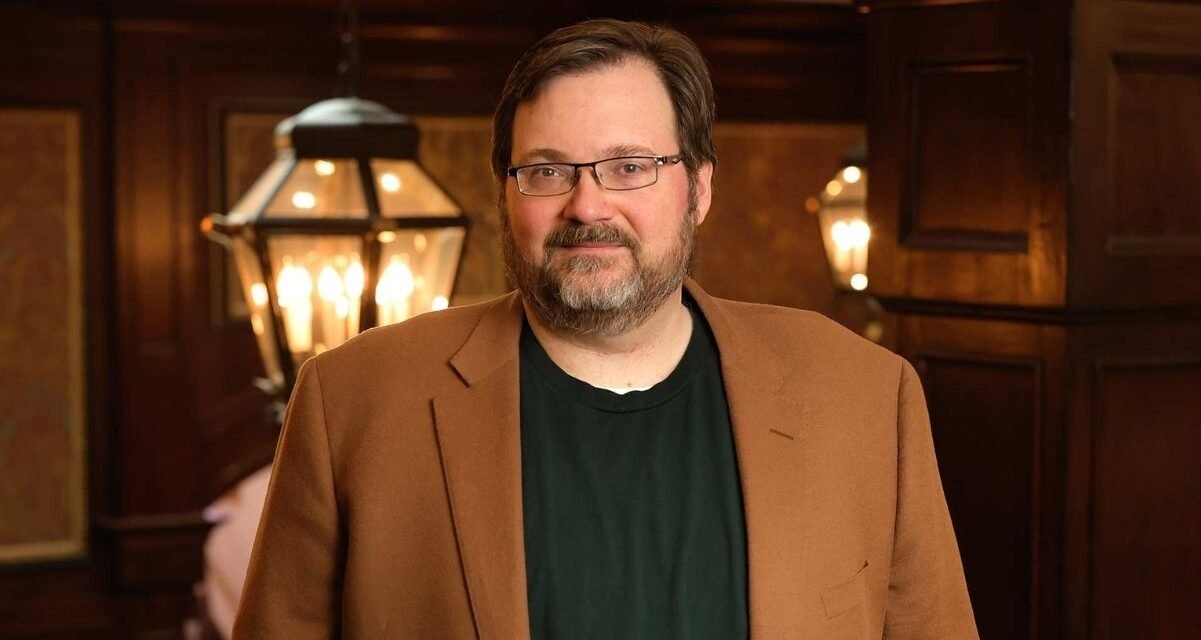 Universos de Brandon Sanderson ganham as telas em adaptações para cinema e streaming