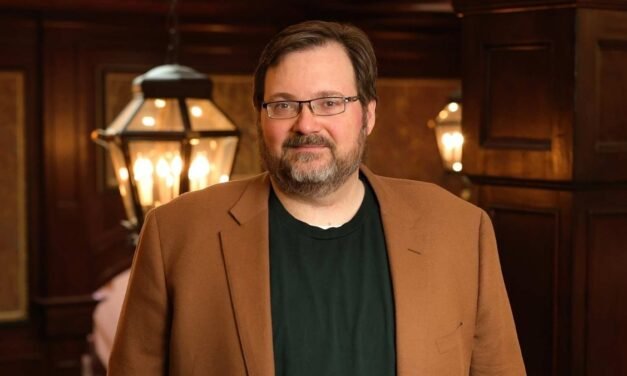 Universos de Brandon Sanderson ganham as telas em adaptações para cinema e streaming