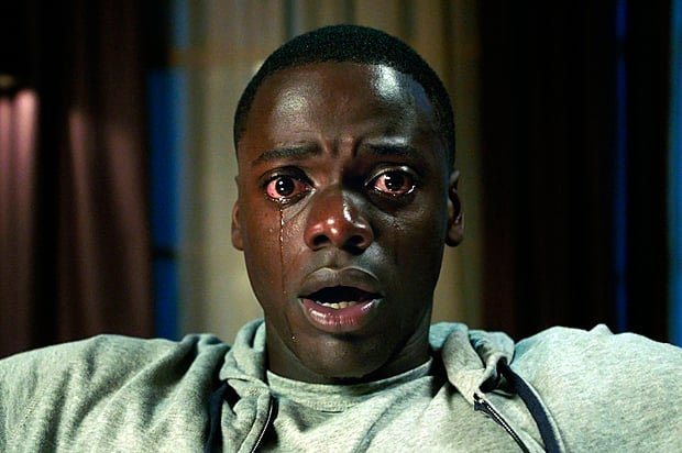 O ator Daniel Kaluuya com os olhos arregalados, vermelhos e com lágrimas escorrendo, em uma cena marcante do filme que concorre ao título de melhor filme de terror.