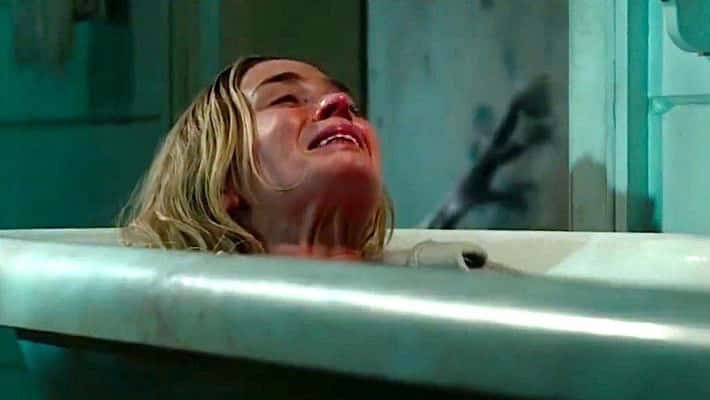 Emily Blunt dentro de uma banheira com uma expressão de dor e desespero, representando uma das cenas mais tensas do que muitos consideram o melhor filme de terror da Paramount.
