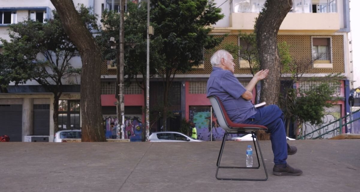 Crítica | “Não Sei Viver Sem Palavras” celebra a força do jornalismo e da literatura através de Ignácio de Loyola 