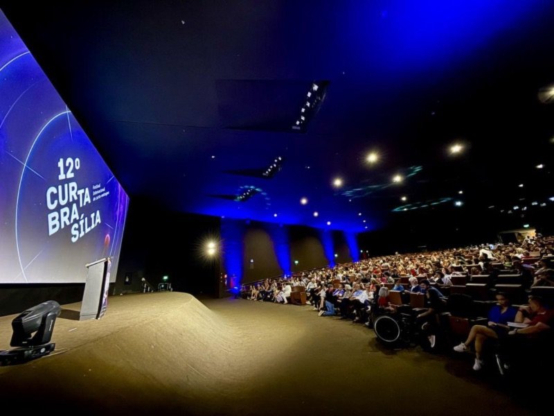 O possível cancelamento do Festival de cinema em Brasília por falta de recursos financeiros gera repercussão negativa.