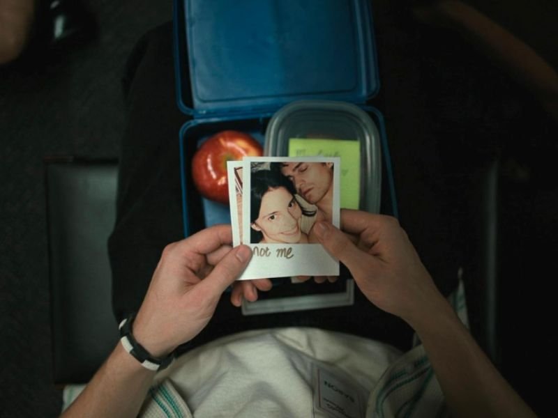 Uma polaroid, onde aparece Inde Navarrette e Michael Johnston. Imagem do filme Obsessão
