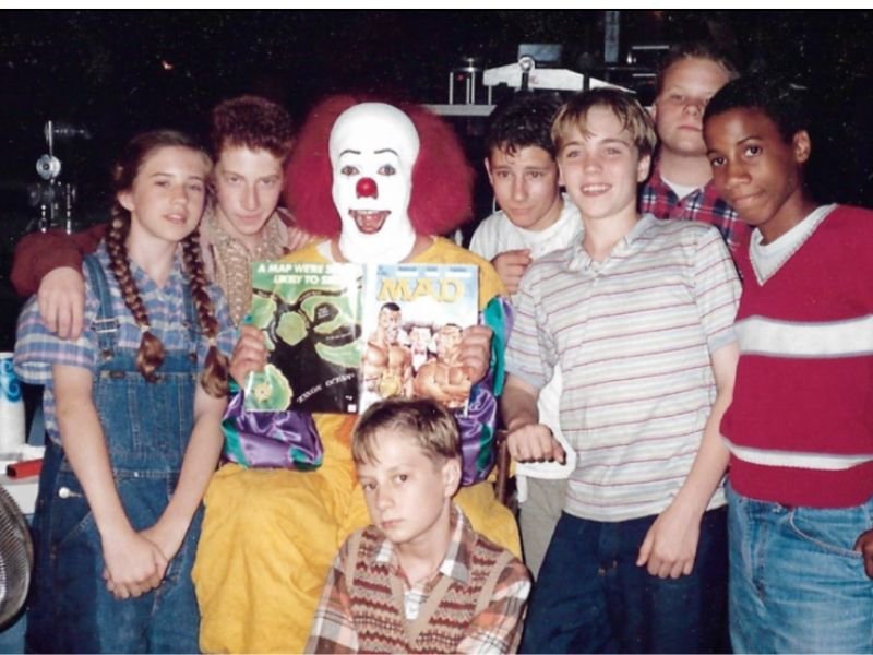 Tim Curry, Jonathan Brandis, Seth Green, Brandon Crane, Adam Faraizl, Ben Heller, Emily Perkins, Marlon Taylor nos bastidores de It: Uma Obra-Prima do Medo