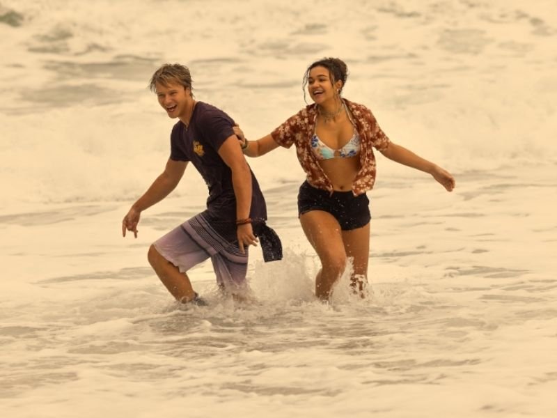 Madison Bailey e Rudy Pankow em Outer Banks (2020)
