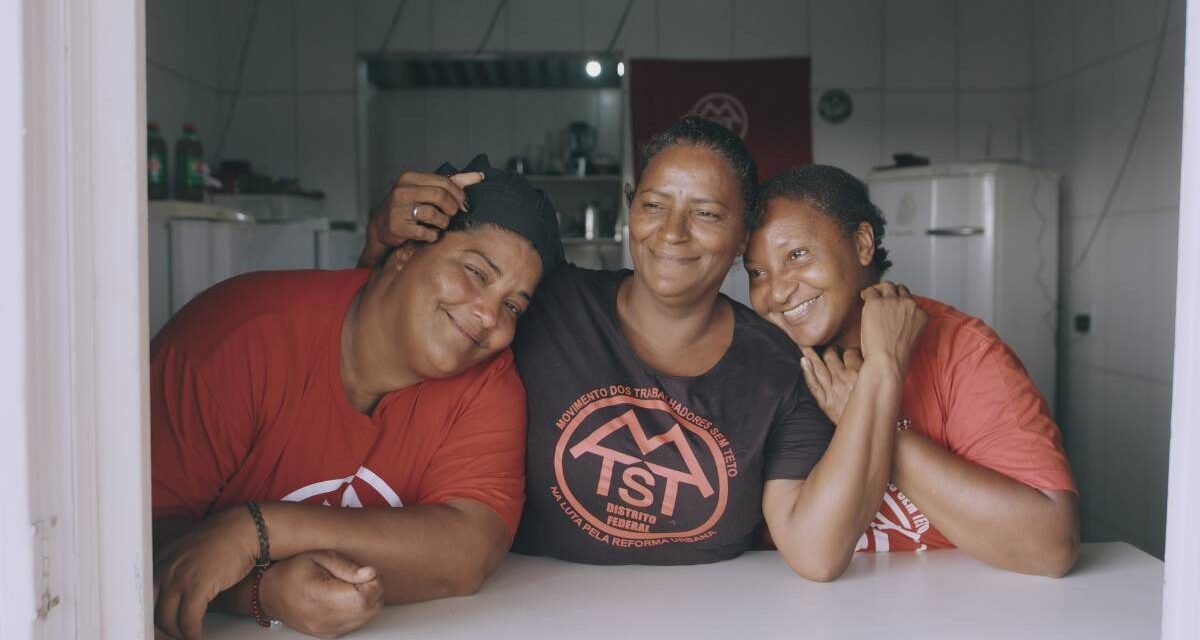 Crítica | ‘Não Existe Almoço Grátis’ mostra a luta coletiva que devolve a esperança