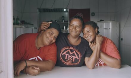 Crítica | ‘Não Existe Almoço Grátis’ mostra a luta coletiva que devolve a esperança