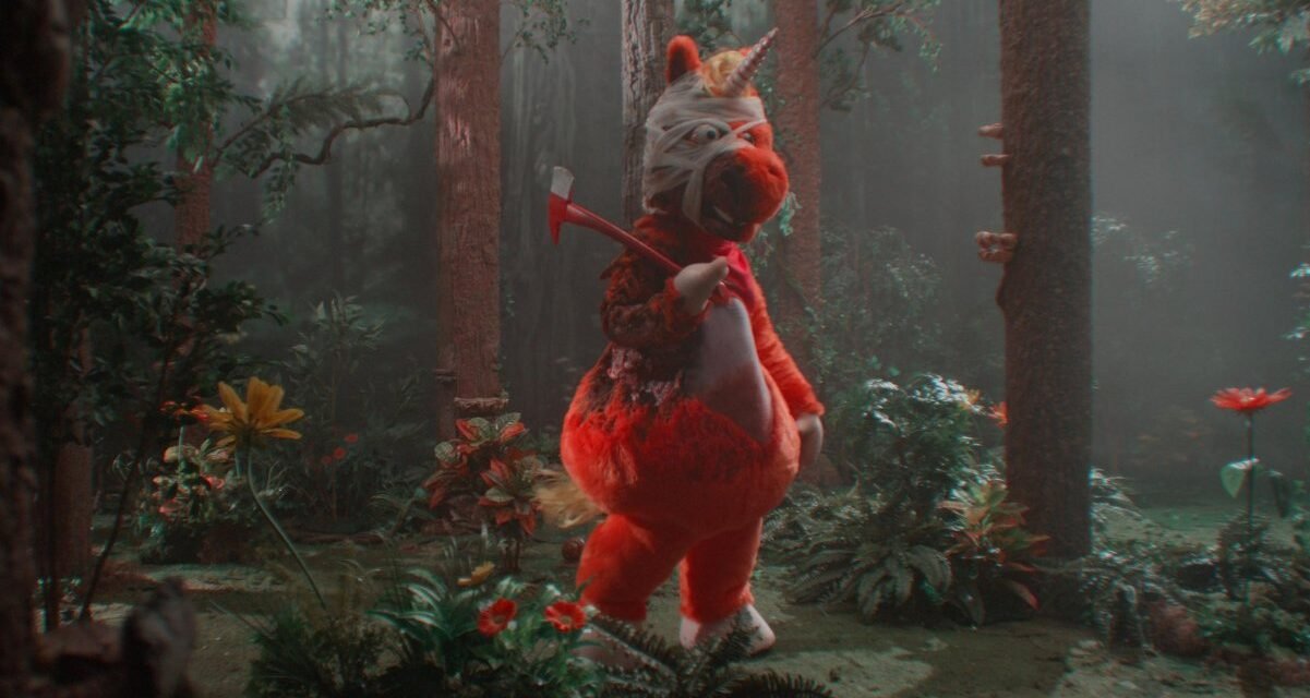 Buddy | Conheça o filme que transforma nostalgia da TV infantil em pesadelo chocante