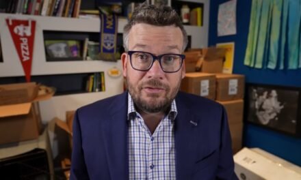 John Green retoma a carreira após nove anos com novo livro “Um final de cinema” 