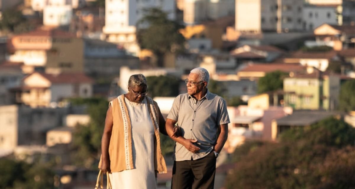 Crítica | “Se Eu Fosse Vivo… Vivia” encontra o extraordinário na simplicidade da vida