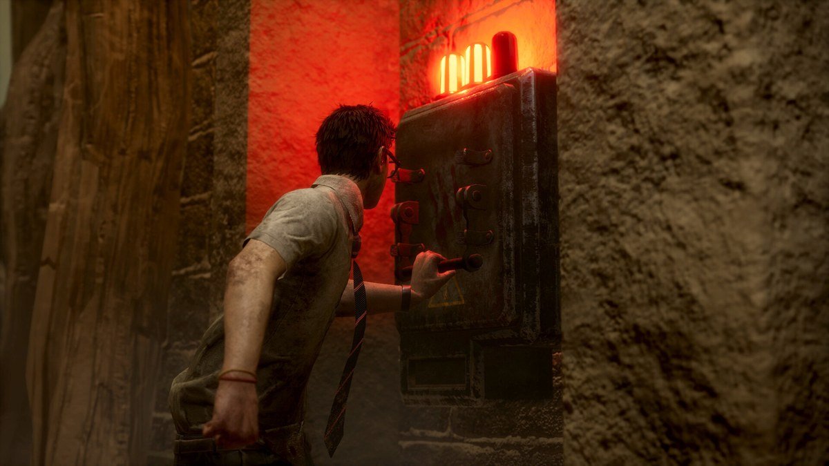 Sobrevivente aciona um painel ao lado de uma luz vermelha em Dead by Daylight.