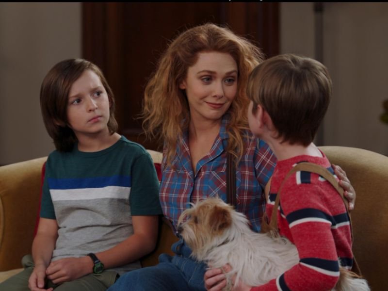 Elizabeth Olsen, Jett Klyne, e Julian Hilliard em On a Very Special Episode... (2021)