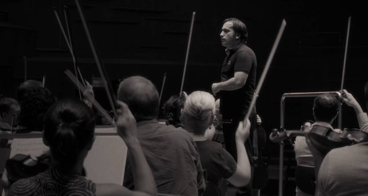 Crítica | ‘O Maestro’ revela os bastidores e a solidão por trás da música