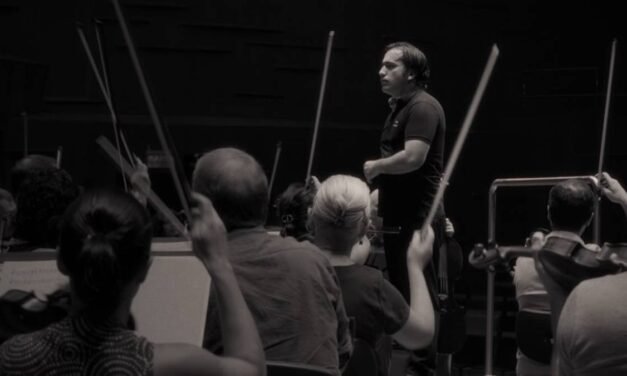 Crítica | ‘O Maestro’ revela os bastidores e a solidão por trás da música