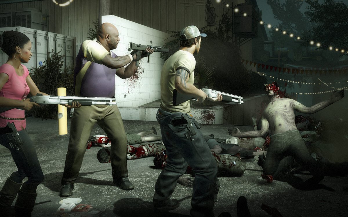 Quatro sobreviventes enfrentam infectados com armas em Left 4 Dead 2.