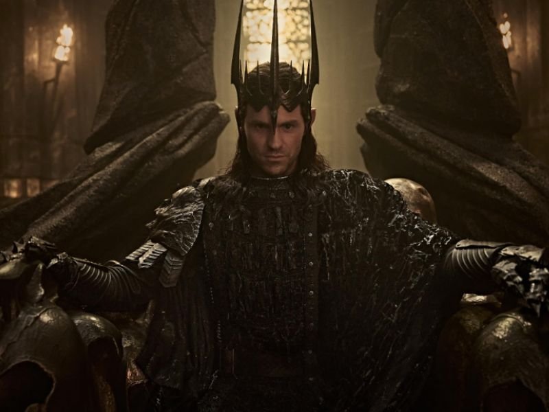 Sauron e Charlie Vickers em cena da série O Senhor dos Anéis: Os Anéis de Poder (2022)