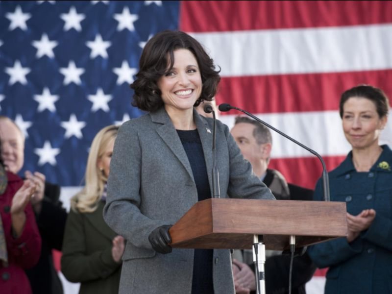 Julia Louis-Dreyfus como Selina Meyer em “Veep”, sitcom que transforma a ambição política e os interesses pessoais em sátira.